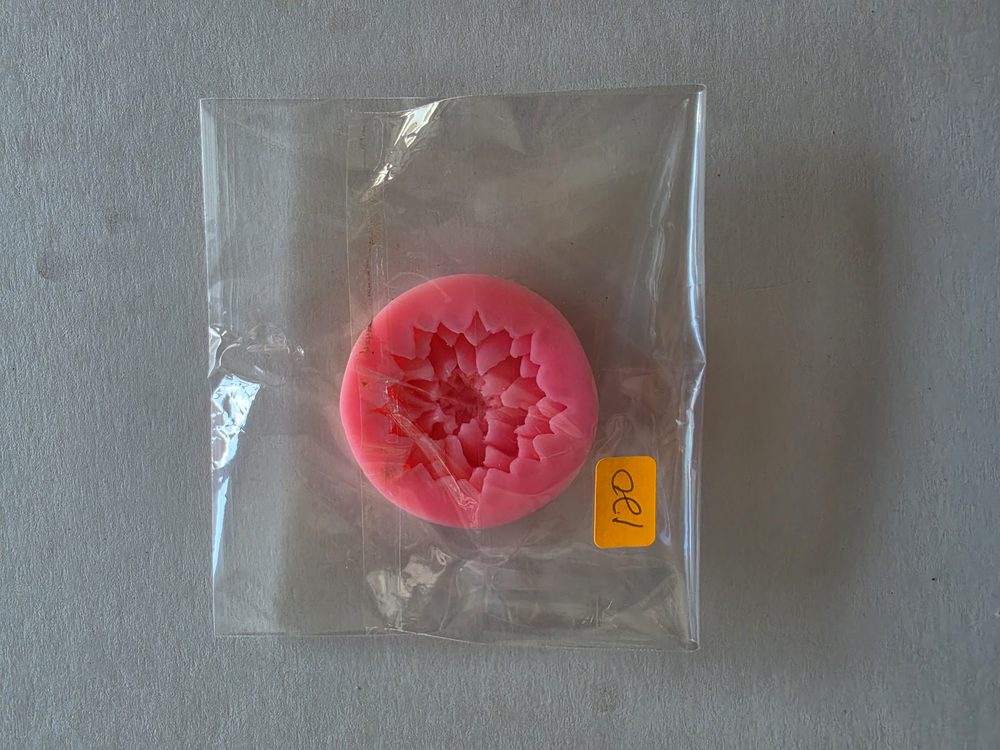 Molde de silicona rosado redondo con flor de pétalos puntiagudos