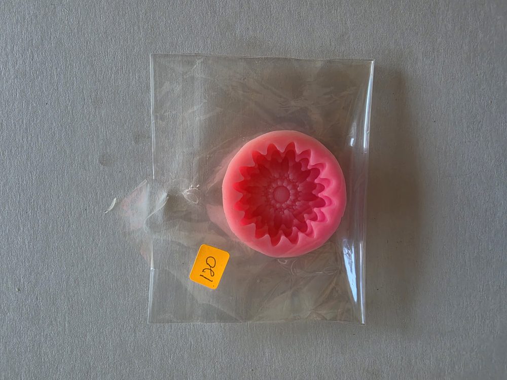 Molde de silicona rosado redondo con flor tipo margarita de pétalos