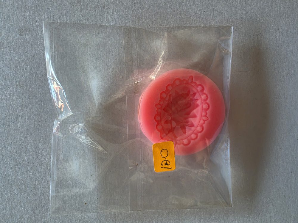 Molde de silicón rosado redondo con cavidad ovalada tipo camafeo
