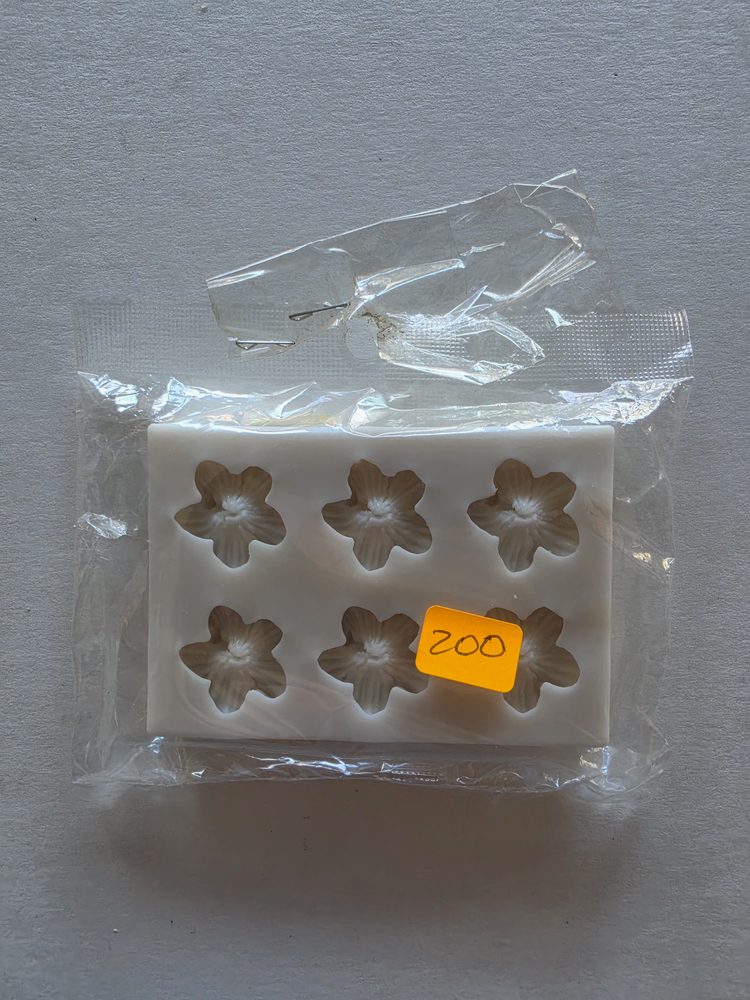 Molde de silicón blanco rectangular con seis cavidades de flores