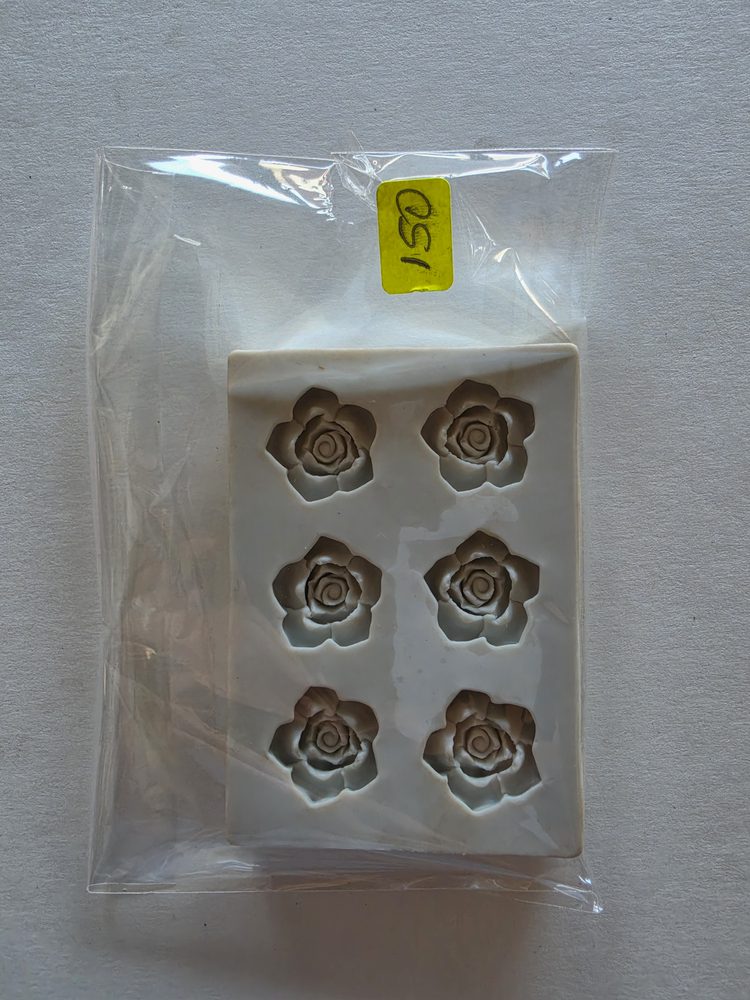 Molde de silicón blanco rectangular con seis cavidades de rosas