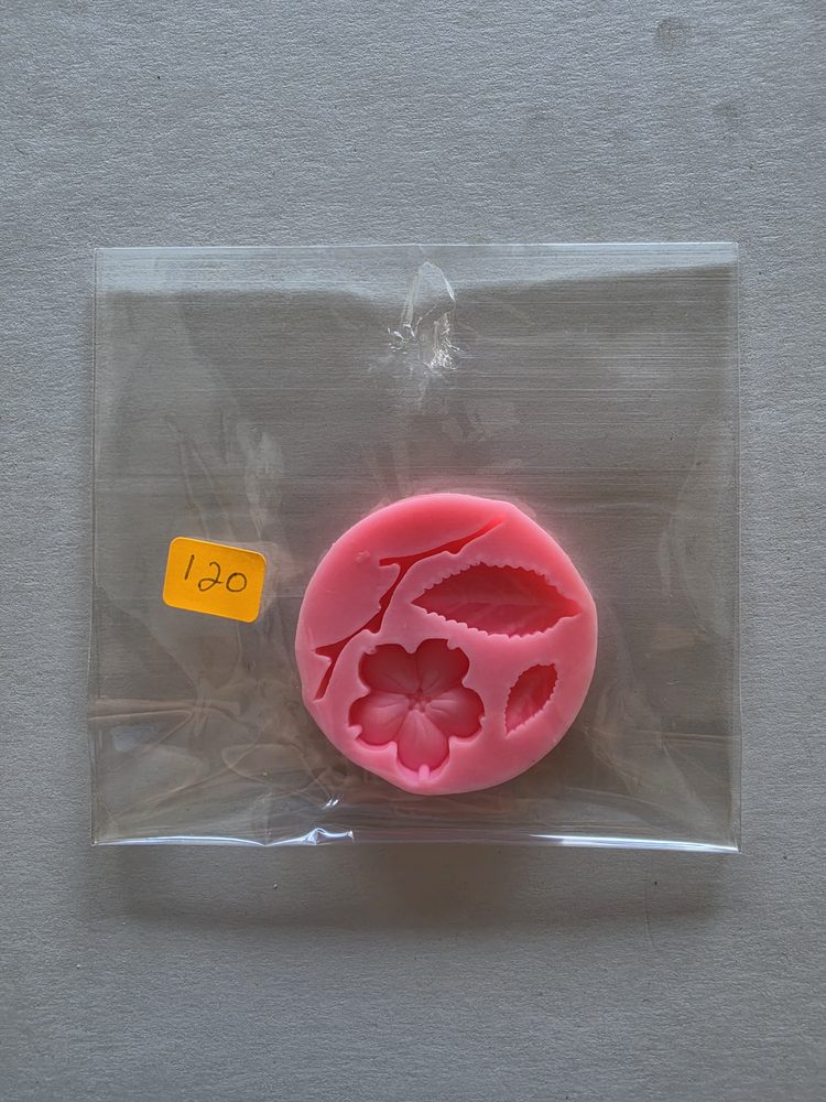 Molde de silicón rosado redondo con cavidades de flor de cinco