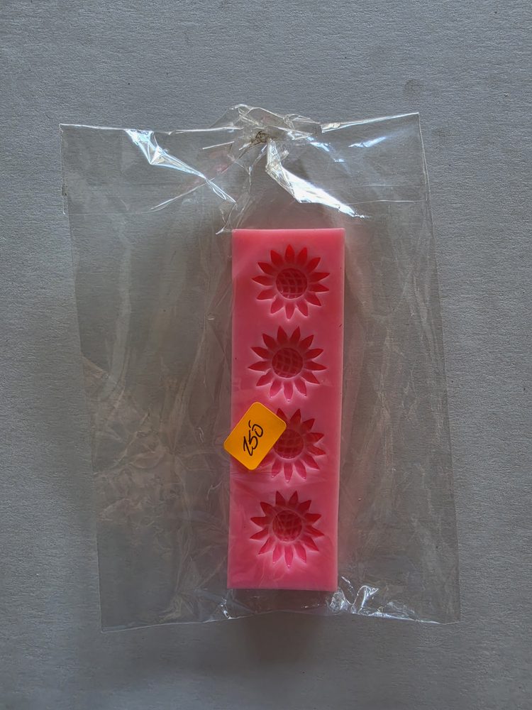 Molde de silicón rosado rectangular con cuatro cavidades de flores