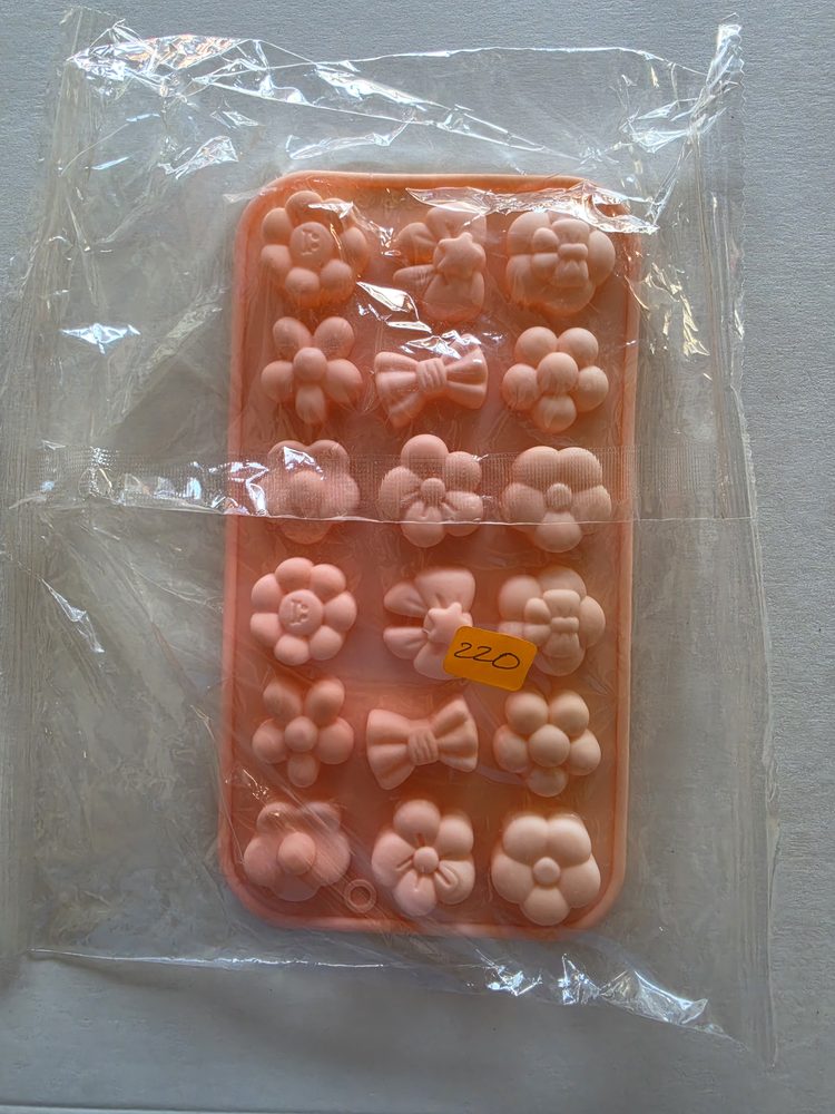 Molde de silicón color durazno con muchas cavidades de flores