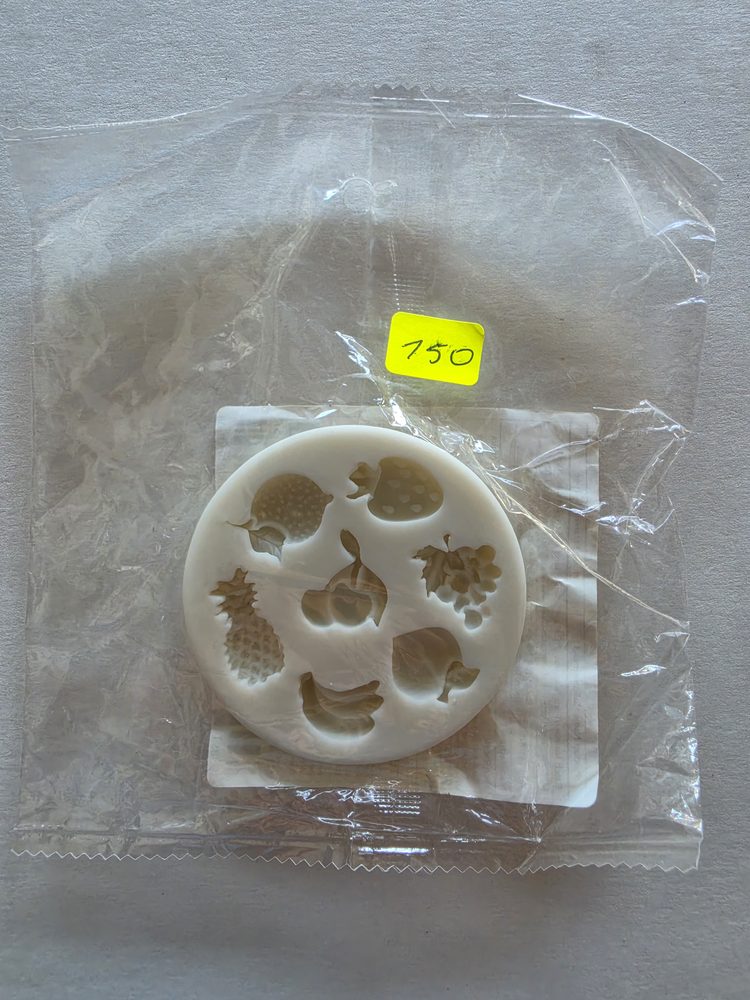 Molde de silicón blanco redondo con cavidades de frutas (fresa, uvas