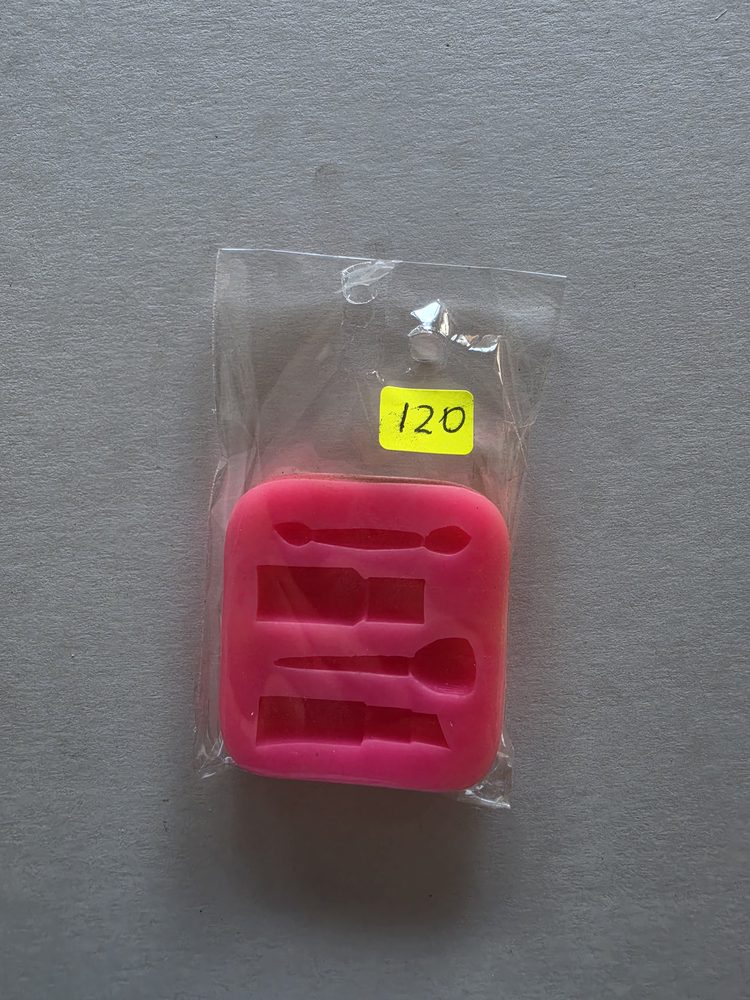 Molde de silicón rosado cuadrado con cavidades de utensilios