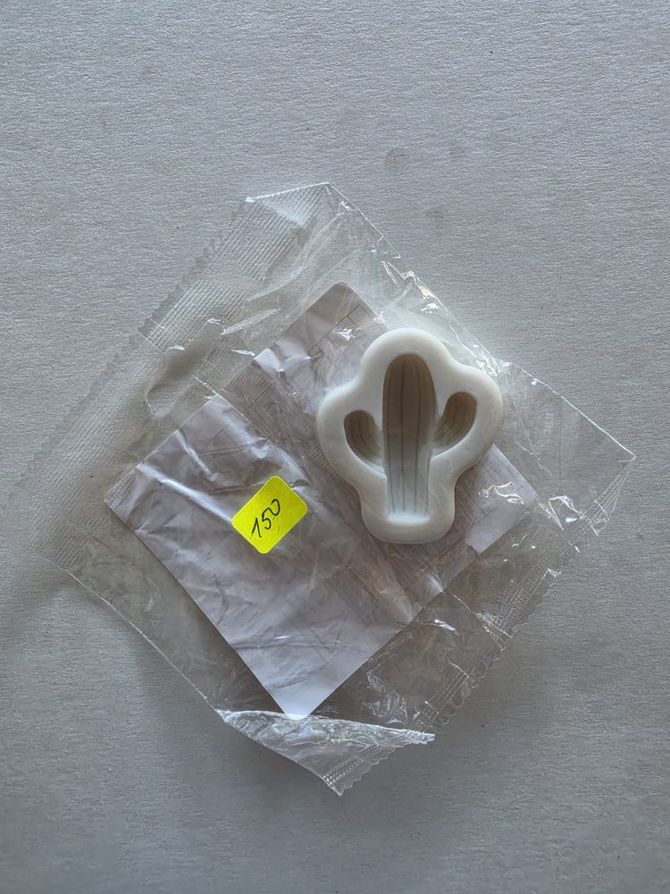 Molde de silicón blanco pequeño con una cavidad en forma de cactus