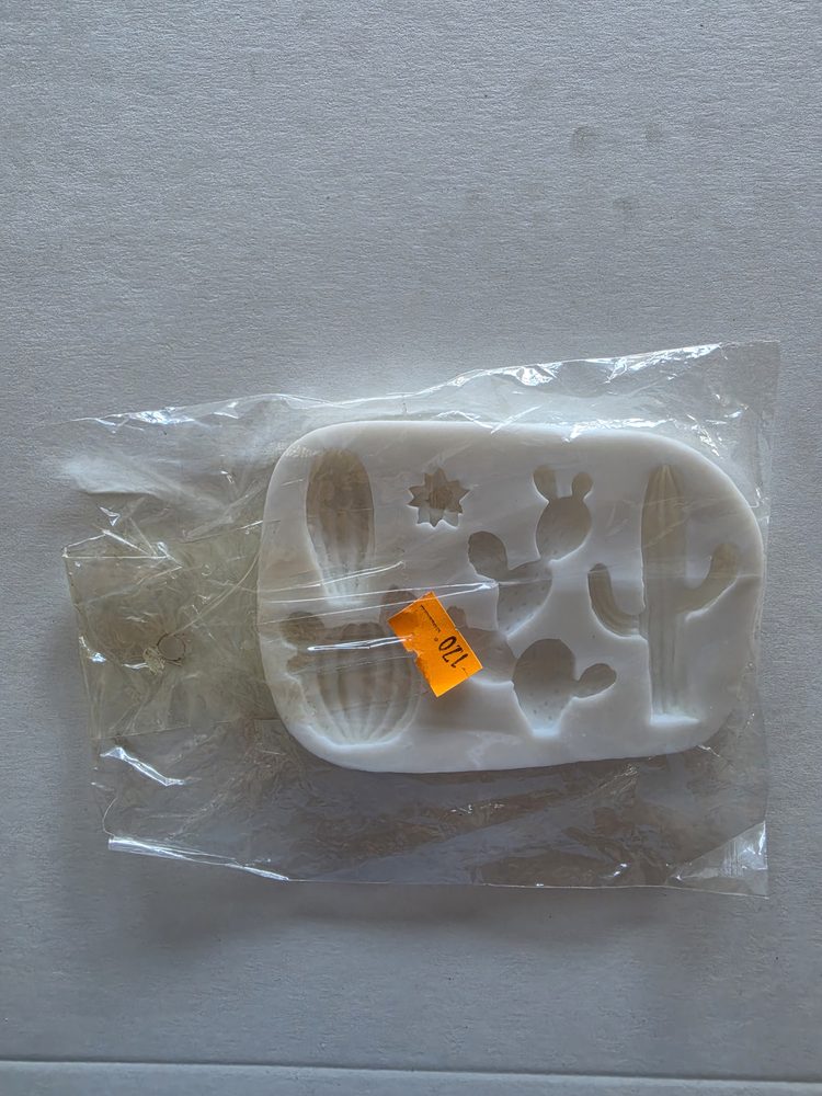 Molde de silicón blanco rectangular con varias cavidades de cactus