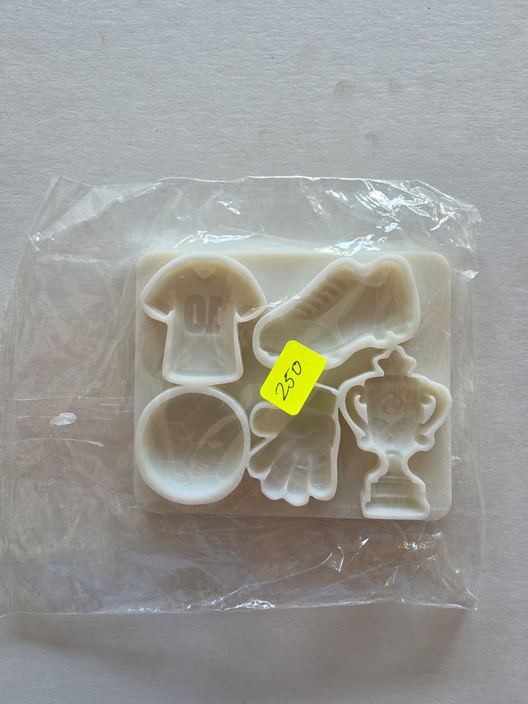 Molde de silicón blanco con figuras de futbol: camiseta, zapato