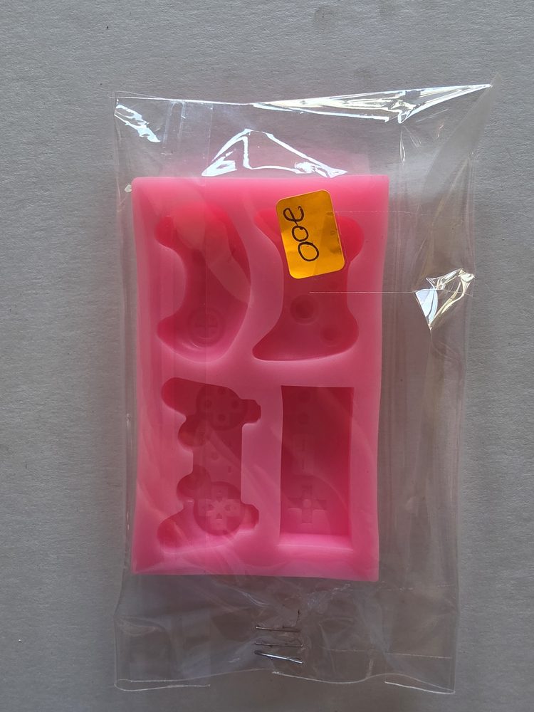 Molde de silicón rosado con figuras de controles de videojuego