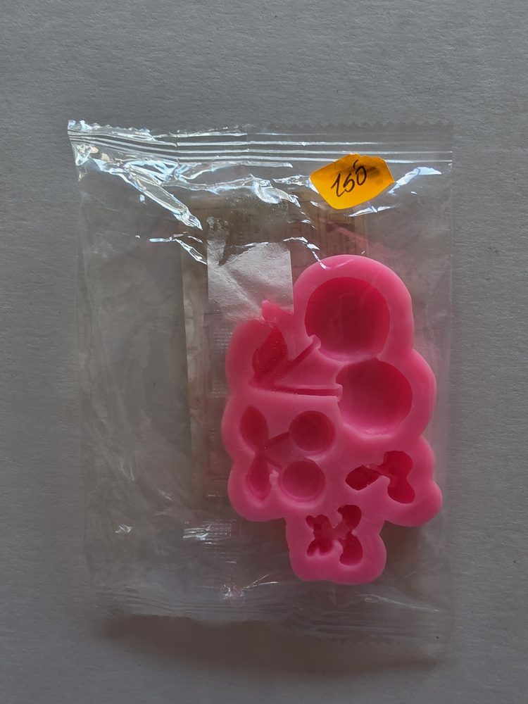 Molde de silicón rosado con figuras pequeñas de frutas (manzana