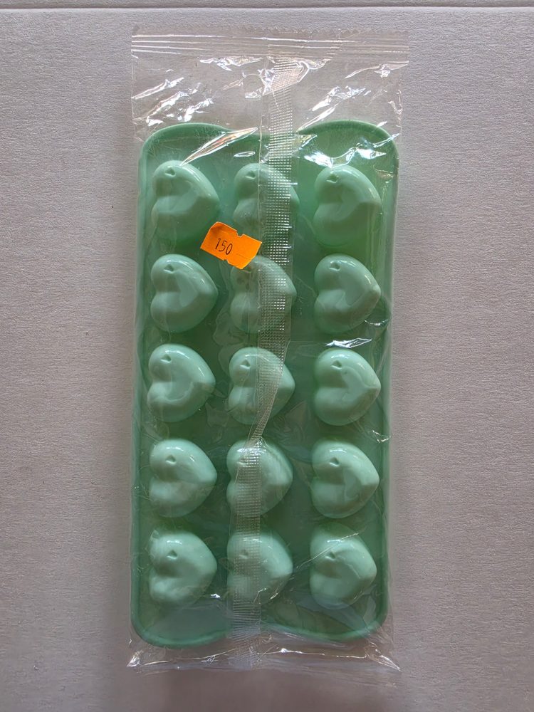 Molde de silicón verde menta tipo bandeja con 15 cavidades de corazón