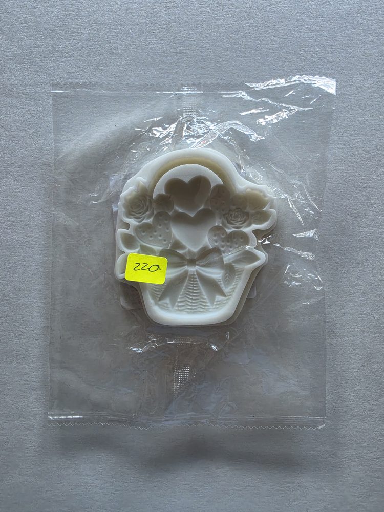 Molde de silicón blanco en forma de canasta con corazones, rosas