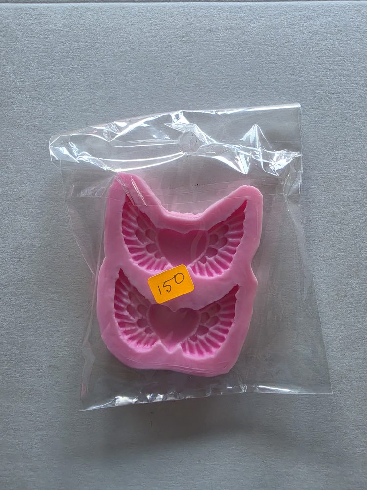 Molde de silicón rosado con 2 cavidades de corazón con alas grandes
