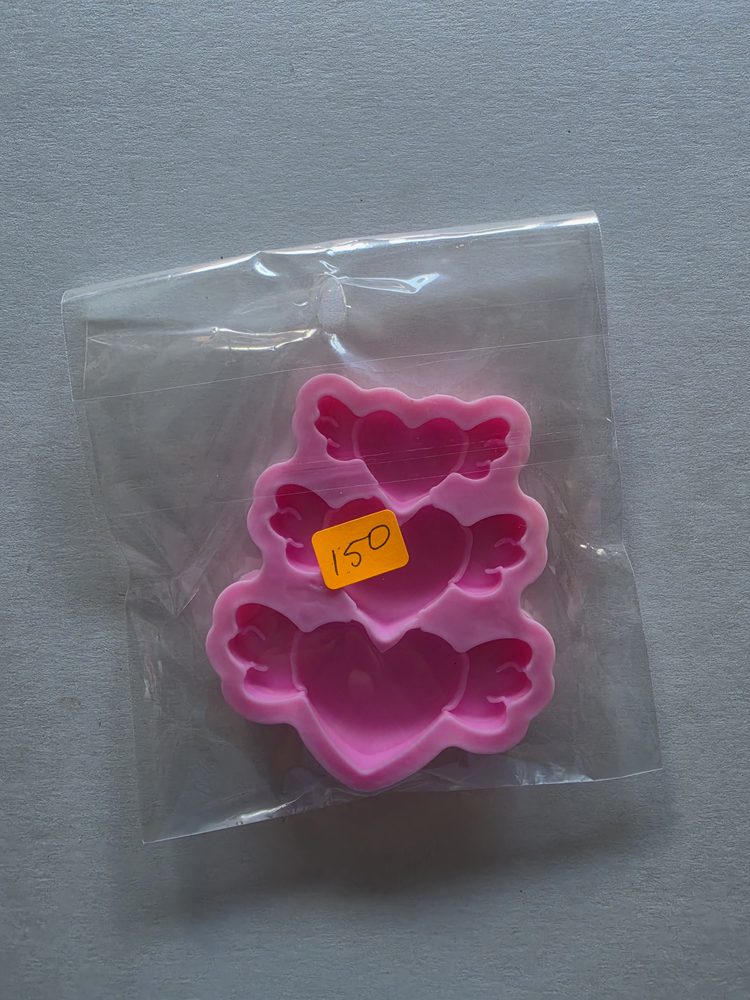 Molde de silicón rosado con 3 cavidades de corazón con alitas