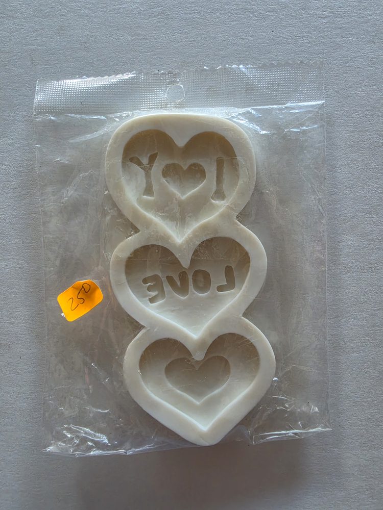 Molde de silicón blanco con 3 corazones en fila: uno con I LOVE YOU