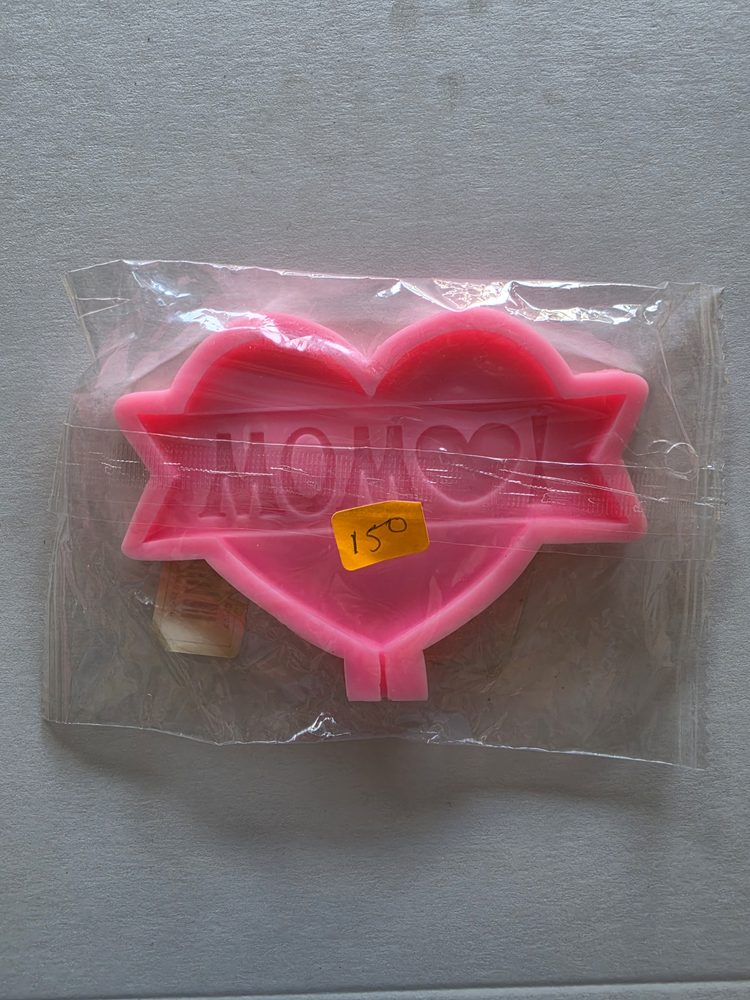 Molde de silicón rosado con forma de corazón grande y banda
