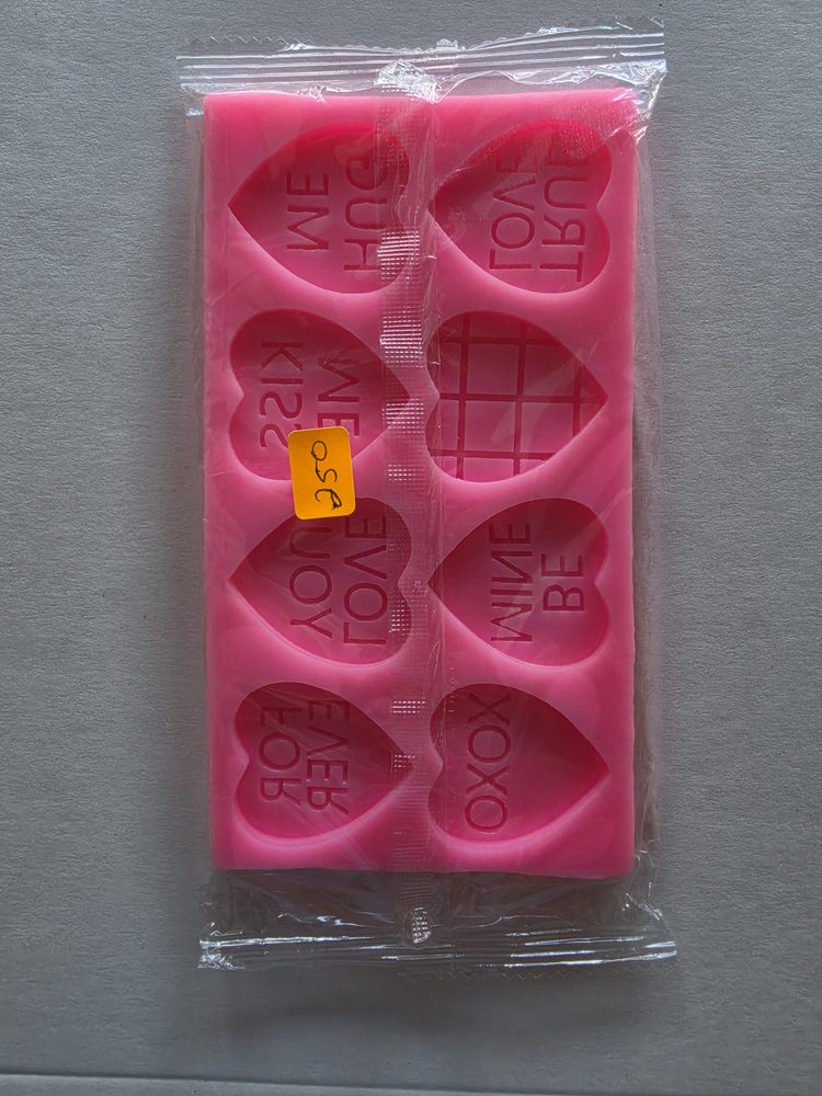 Molde de silicón rosado rectangular con 8 cavidades de corazones