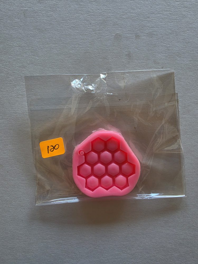 Molde de silicón rosado pequeño con textura de panal de abeja