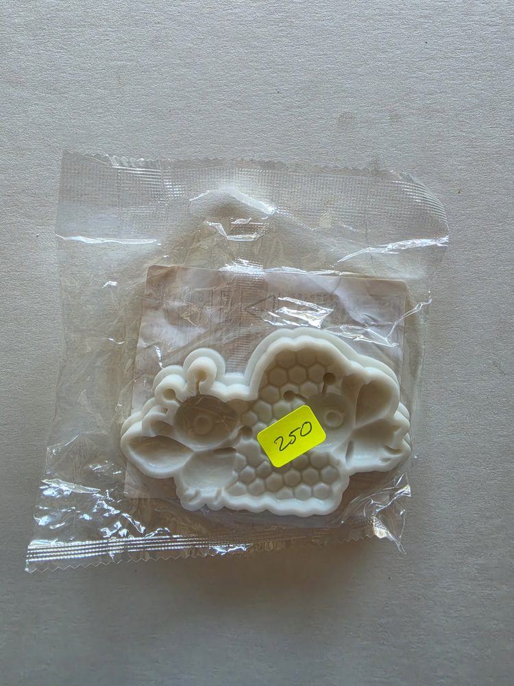 Molde de silicón blanco con figuras de abejas y panal