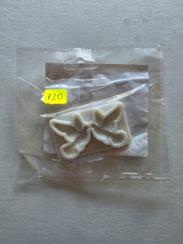 Molde de silicón blanco con dos palomas en vuelo