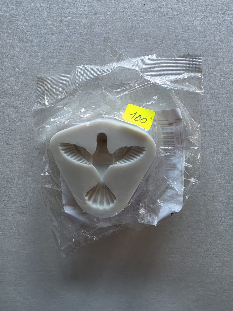 Molde de silicón blanco con figura de paloma con alas abiertas