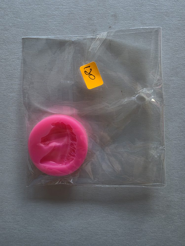 Molde de silicón rosado redondo pequeño con figura de caballo
