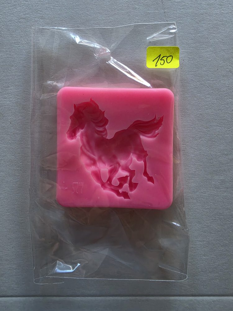 Molde de silicón rosado cuadrado con figura de caballo galopando
