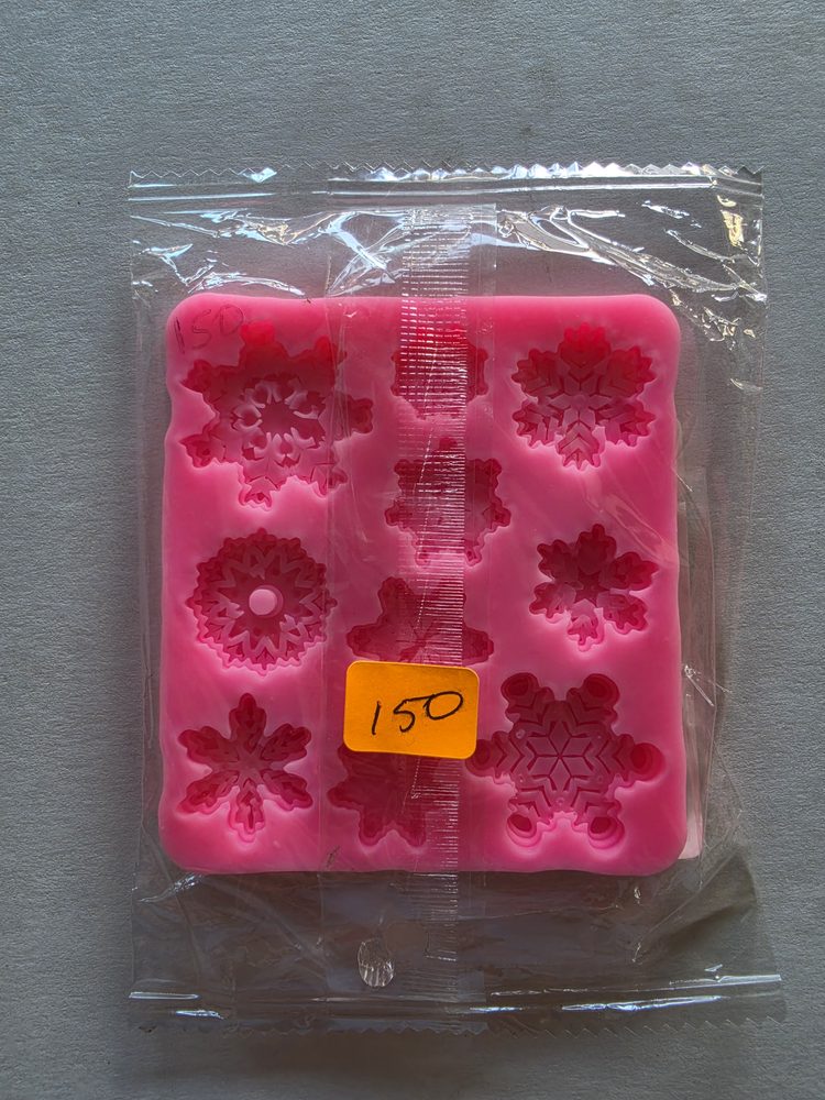 Molde de silicón rosado rectangular con 8 cavidades de copos de nieve