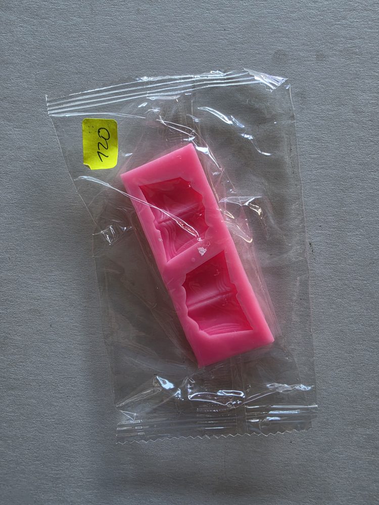 Molde de silicón rosado rectangular con dos cavidades alargadas