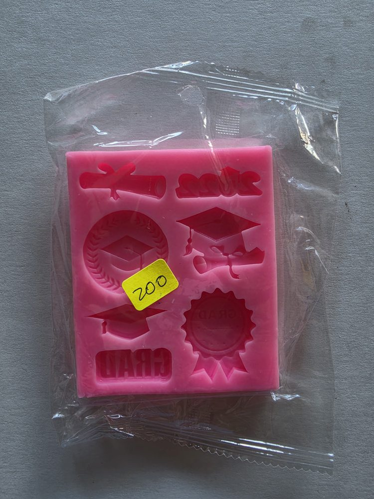 Molde de silicón rosado con figuras de graduacion: birrete, diploma