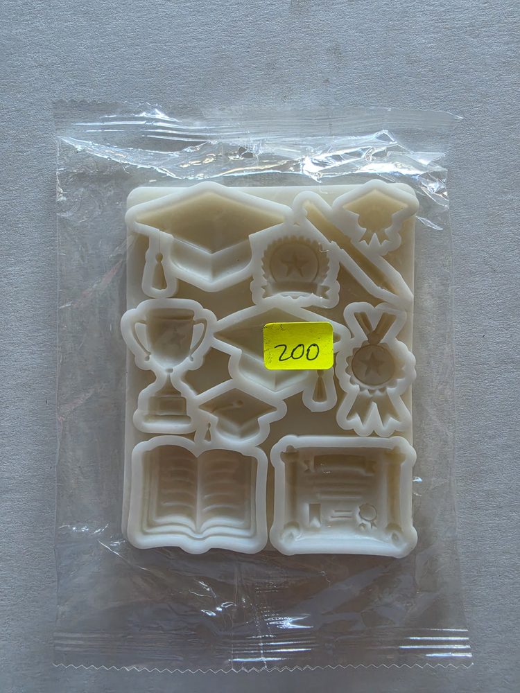 Molde de silicón blanco marfil con figuras de graduacion: birretes
