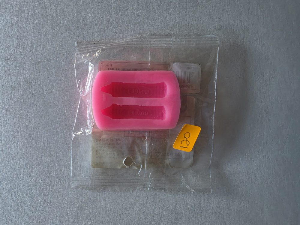 Molde de silicón rosado con dos cavidades en forma de crayon o crayola