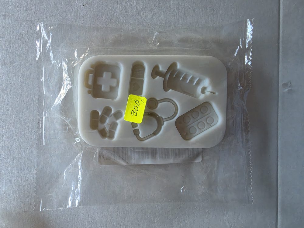 Molde de silicón blanco marfil con figuras medicas: maletin con cruz