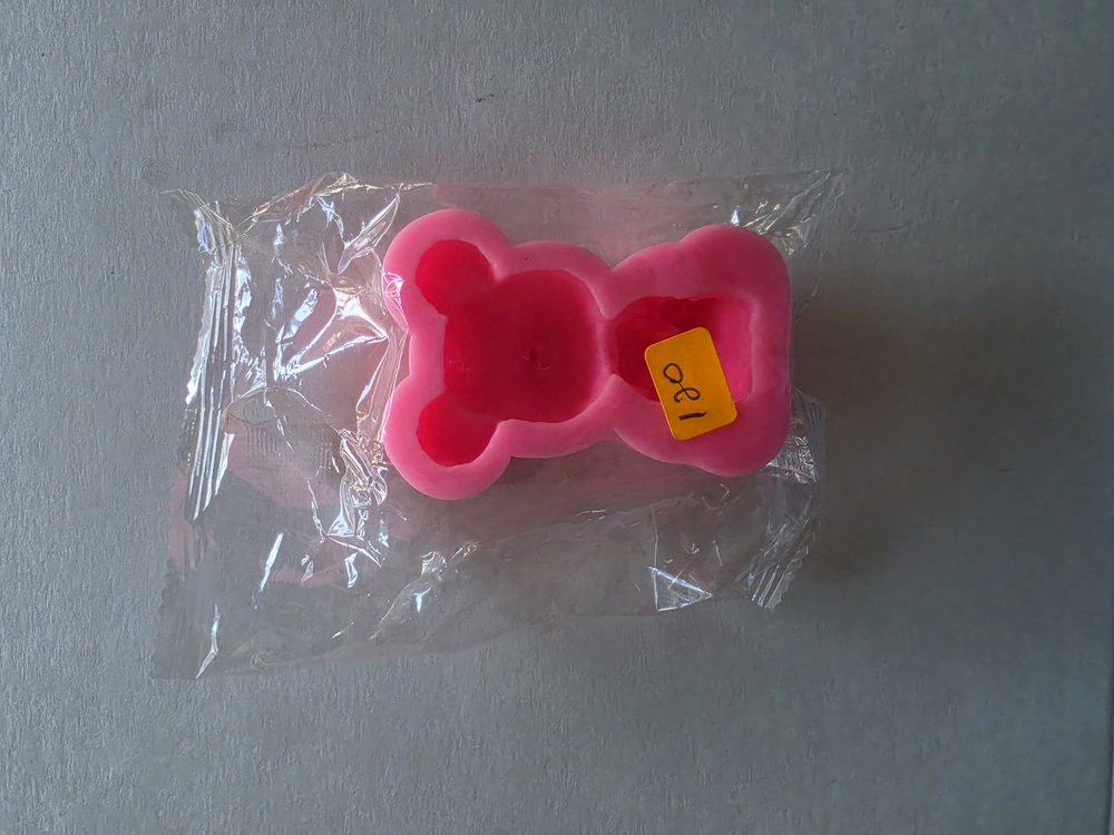 Molde de silicón rosado con dos cavidades, una de cabeza de oso