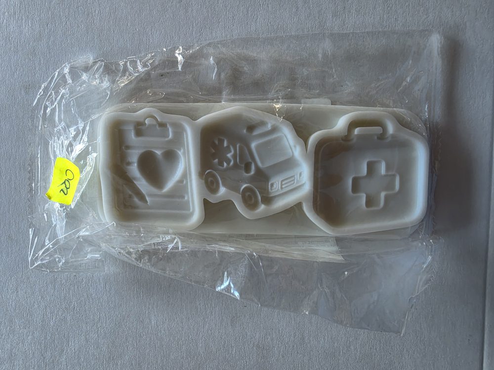 Molde de silicón blanco con tres figuras de tema medico: tabla