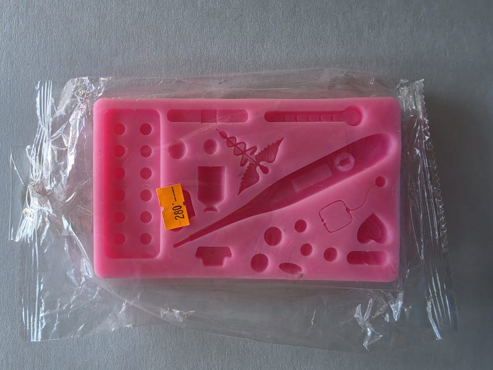 Molde de silicón rosado rectangular con varias cavidades de tema