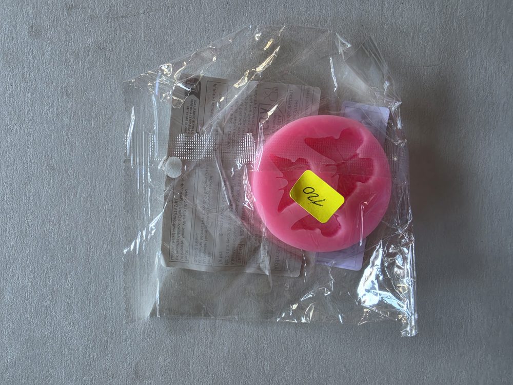 Molde de silicón rosado redondo pequeño con varias mariposas pequeñas