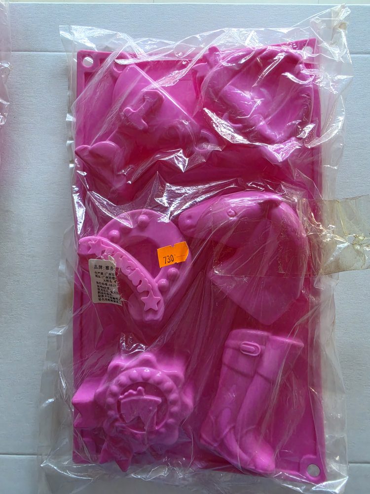 Molde de silicón fucsia grande con varias cavidades de figuras