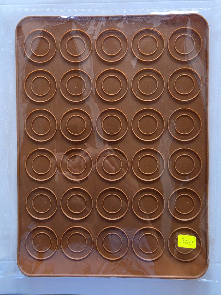 Tapete molde de silicón café para macarons con 30 cavidades