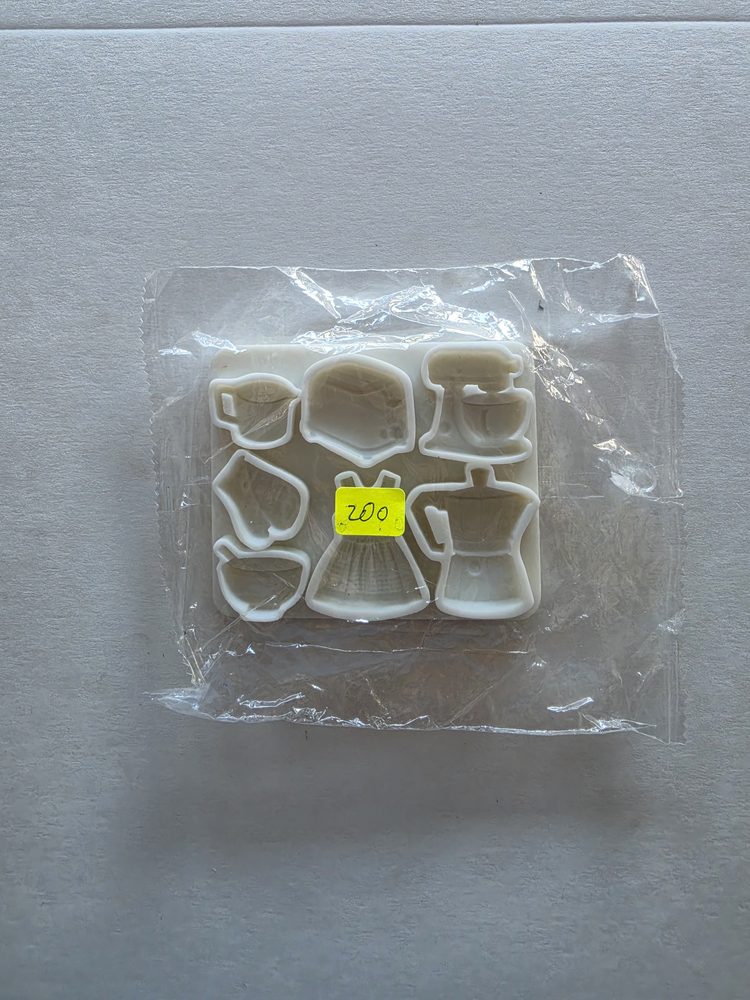 Molde de silicón blanco con figuras de utensilios de reposteria