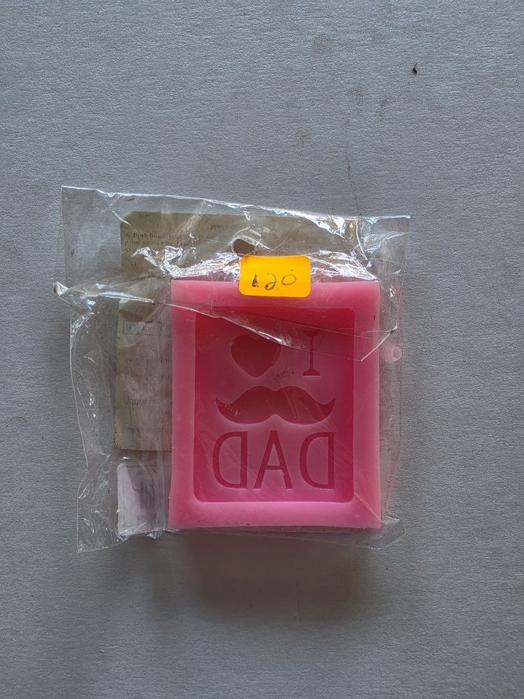 Molde de silicón rosado cuadrado con la figura I love DAD con bigote
