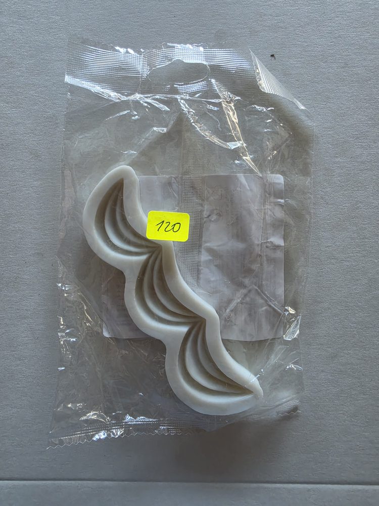 Cortador plástico blanco en forma de cola de sirena