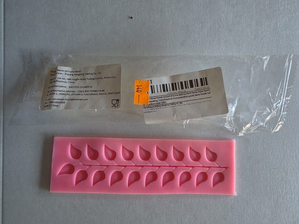 Molde de silicón rosado rectangular con dos hileras de pétalos