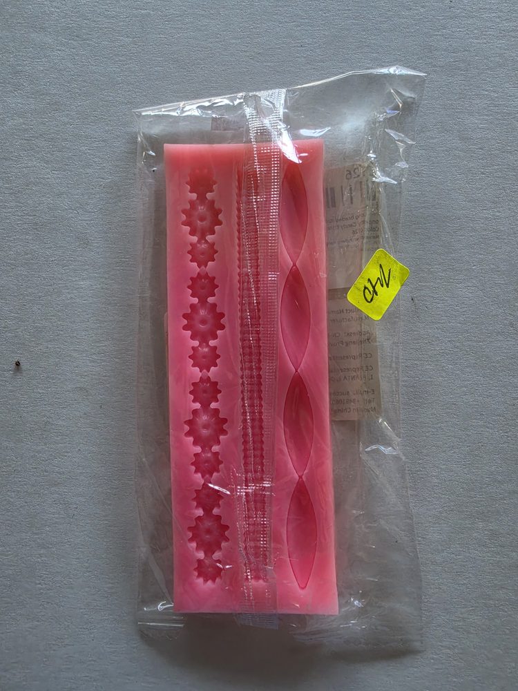 Molde de silicón rosado rectangular con tiras de flores, hilera