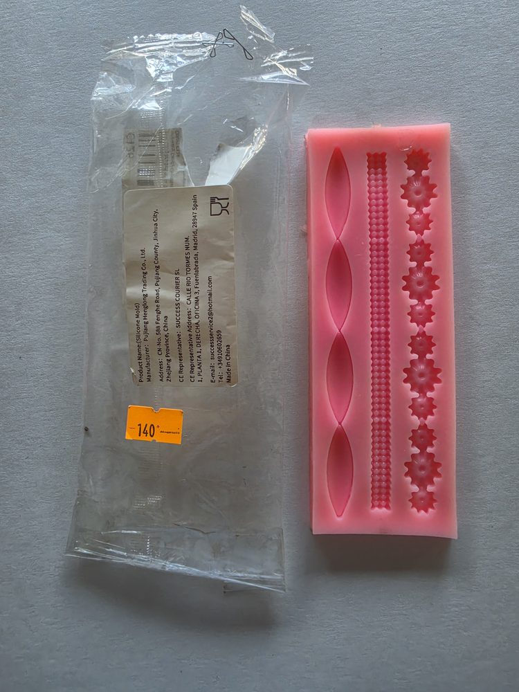 Molde de silicón rosado rectangular con tres tiras: hojas alargadas