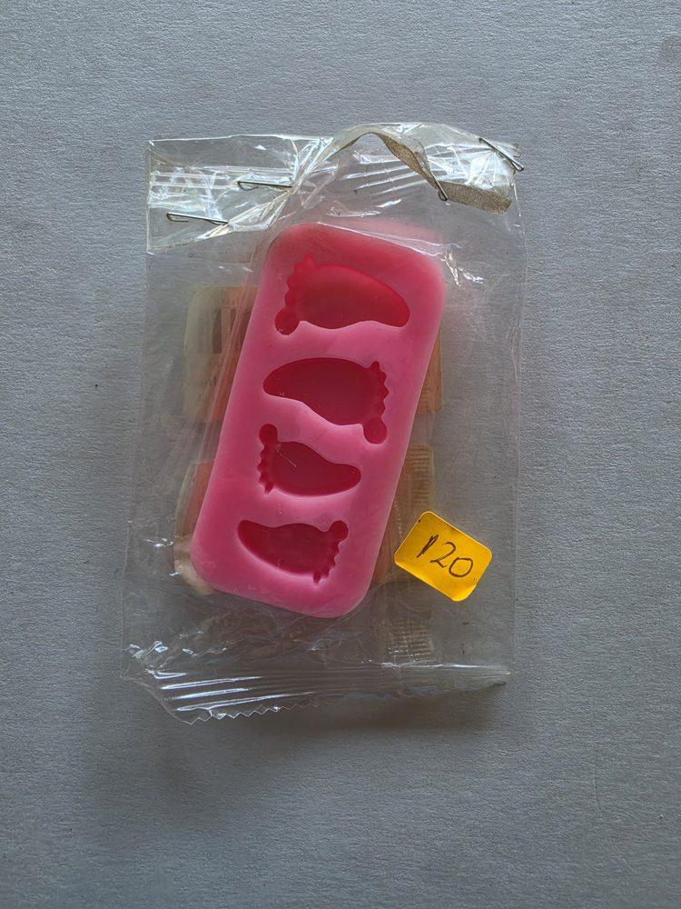 Molde de silicón rosado rectangular con cuatro cavidades de zapatitos