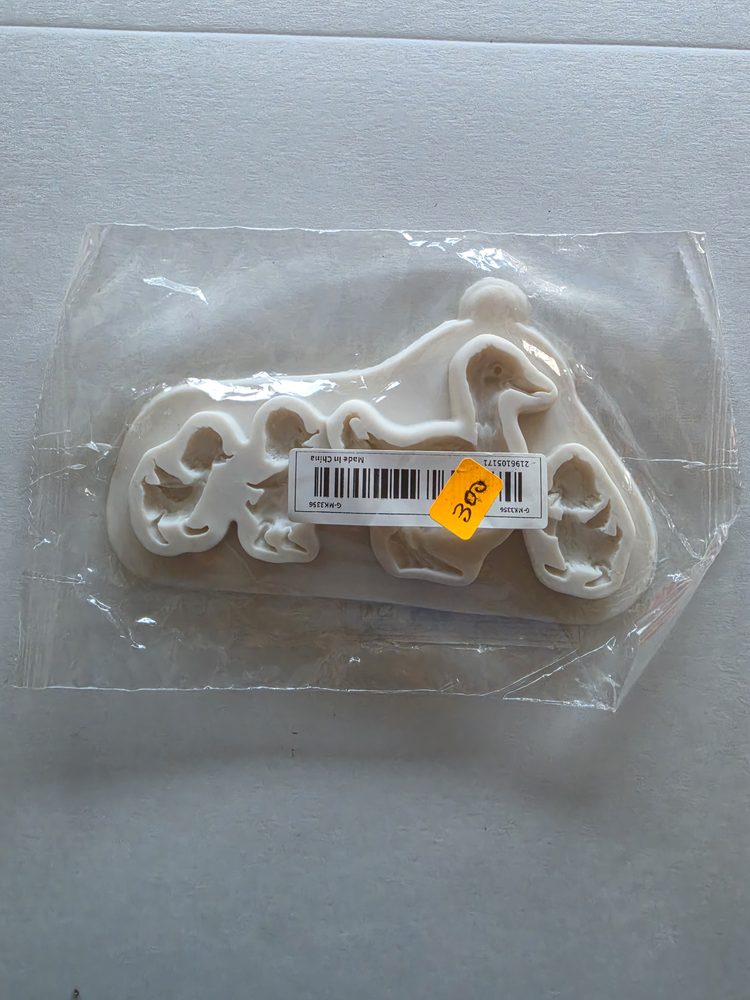 Molde de silicón blanco con varias figuras de patos o cisnes