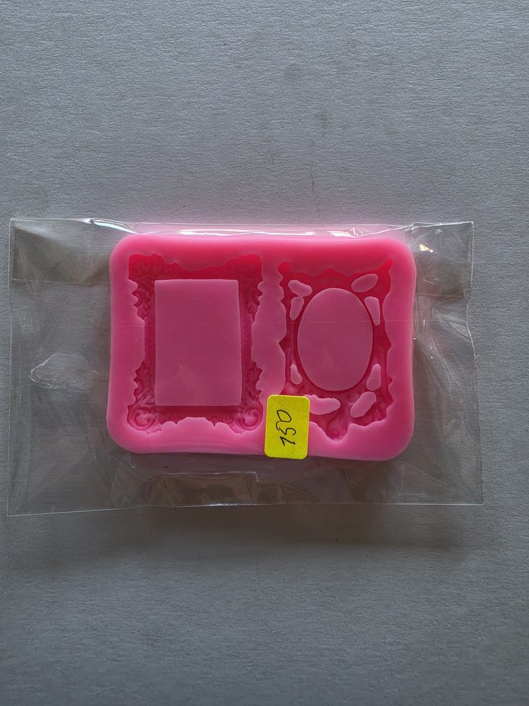 Molde de silicón rosado rectangular con dos marcos ornamentados, uno
