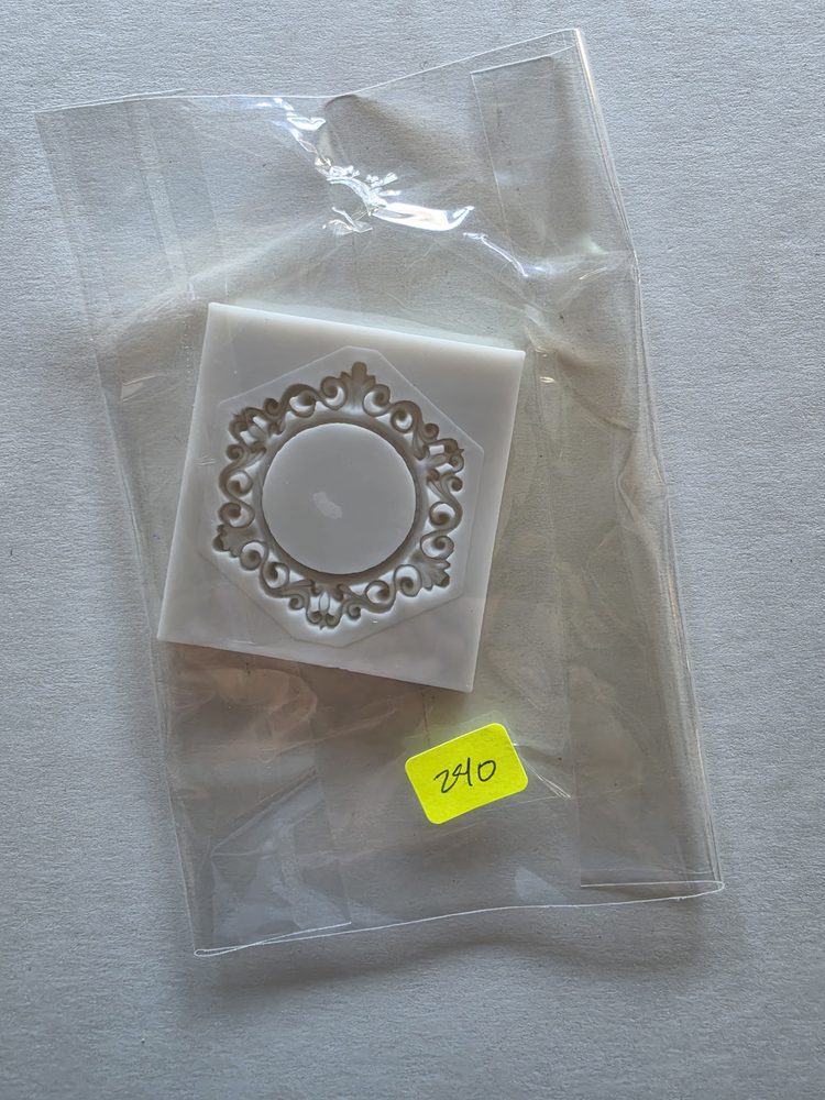 Molde de silicón blanco cuadrado con marco calado tipo hexagono